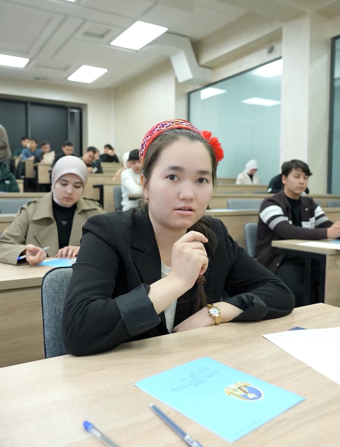 Read more about the article 2025 yil noyabr oyining oxirida Toshkent shahrida talabalar o‘rtasida o‘tkazilgan “Akademik Qori-Niyoziy izdoshlari” nomli matematika olimpiadasining yakunlari sarhisob qilindi.<br>Bu yil musobaqaning birinchi o‘rin g‘olibi qiz talabaga nasib etdi. Biz Qoraqalpoq davlat universiteti talabasi Indira Satniyazova bilan suhbatlashdik.